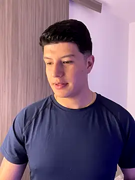 Snapshot of Goldenknight33 chatting on 12/19/25, 01:40 Goldenknight33 online show from 12/19/25, 01:40