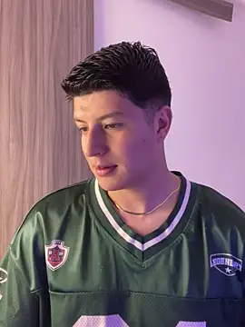 Snapshot of Goldenknight33 chatting on 12/21/25, 04:03 Goldenknight33 online show from 12/21/25, 04:03