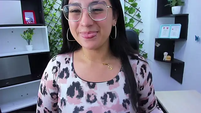 sophi hardd  online show from 04/24/26, 02:52