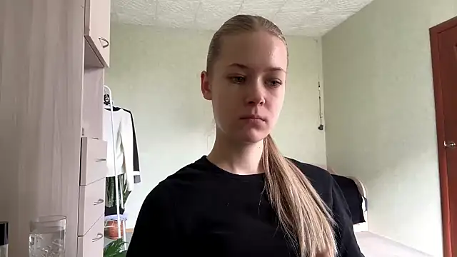 ZaidaSchwarten online show from 04/19/26, 01:10