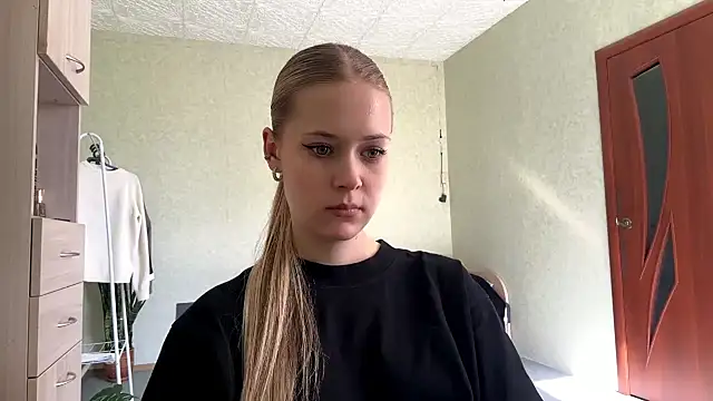 ZaidaSchwarten online show from 04/24/26, 01:13