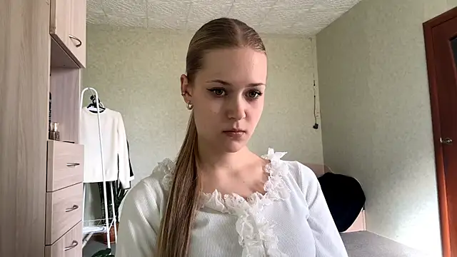 ZaidaSchwarten online show from 04/25/26, 02:03