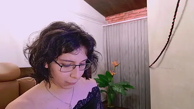 Snapshot of Shelly_bat chatting on 07/17/26, 10:25 Shelly bat online show from 07/17/26, 10:25