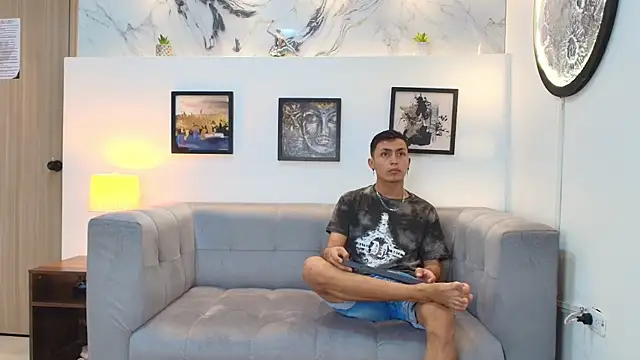 YOUNG GUYS1 online show from 12/18/25, 01:11