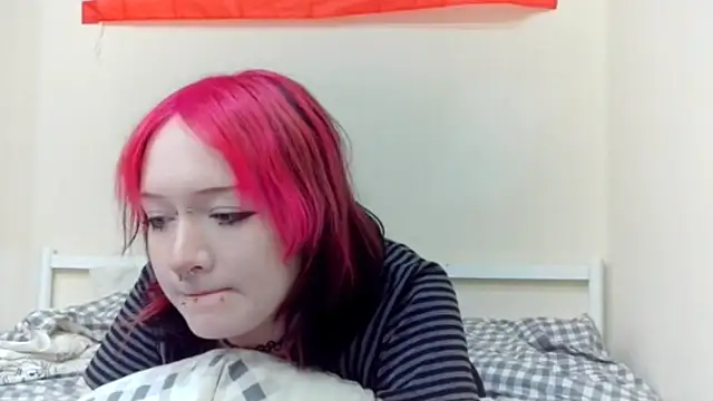 Snapshot of Shine_Luna chatting on 02/15/26, 04:25 Shine Luna online show from 02/15/26, 04:25