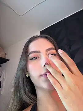 Snapshot of Valeria-escobar chatting on 05/13/26, 11:29 Valeria-escobar online show from 05/13/26, 11:29