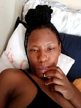 Snapshot of Merveiller chatting on 12/17/25, 12:55 Merveiller online show from 12/17/25, 12:55