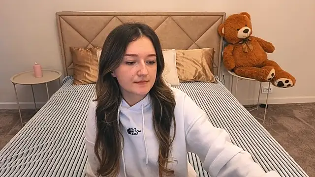 CyrenaLuxe online show from 04/01/26, 06:58