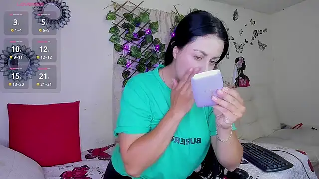 Snapshot of Juli_castillo1 chatting on 06/02/26, 02:30 Juli castillo1 online show from 06/02/26, 02:30
