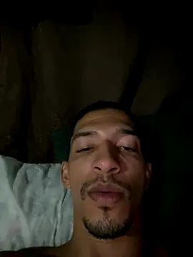 Snapshot of rocchw chatting on 12/14/25, 01:11 rocchw online show from 12/14/25, 01:11