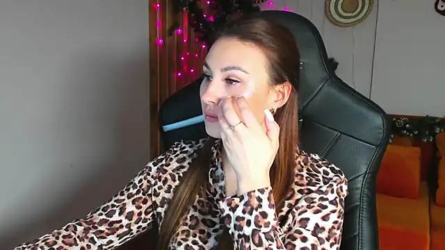 NoraFoxes online show from 12/21/25, 05:25