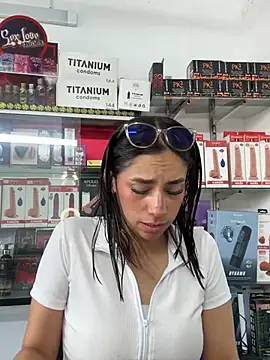 lunaluxury22 online show from 04/21/26, 02:01