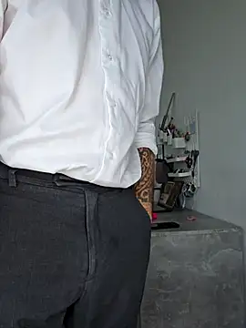 Lovebackground online show from 10/22/25, 07:52