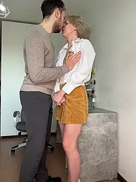 Lovebackground online show from 04/24/26, 08:28