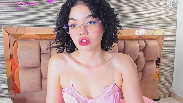 Snapshot of chloe_cortez chatting on 06/13/26, 11:19 chloe cortez online show from 06/13/26, 11:19