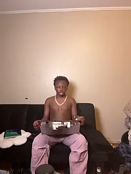 YourLittleBoyfriend online show from 05/18/26, 01:24