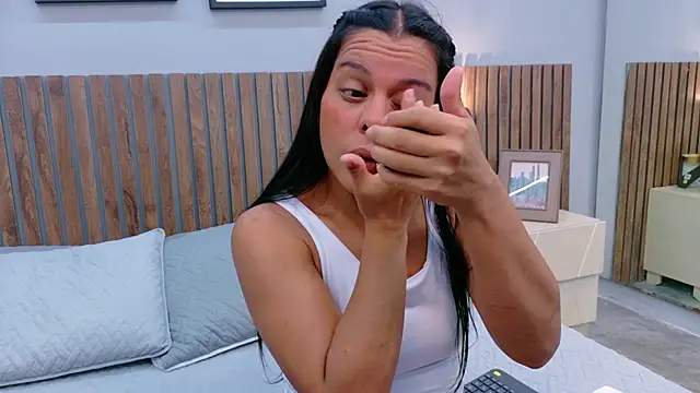 Mia Bellefort online show from 03/25/26, 07:42