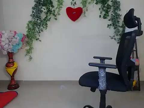 Snapshot of Shy_nivi chatting on 04/28/26, 02:55 Shy nivi online show from 04/28/26, 02:55