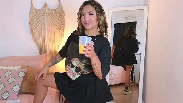 Grecia Miller  online show from 12/22/25, 12:24