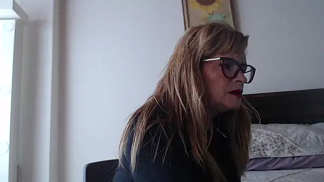 Snapshot of evelynsmithco chatting on 06/04/26, 03:51 evelynsmithco online show from 06/04/26, 03:51