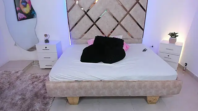 queenie staar online show from 03/30/26, 07:37