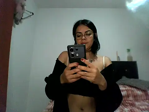 Snapshot of luluclark69 chatting on 07/18/26, 10:02 luluclark69 online show from 07/18/26, 10:02