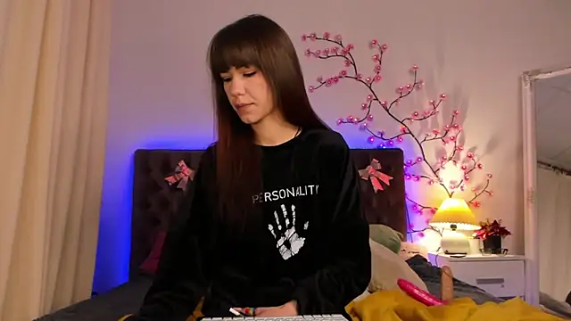 MilanaHotts online show from 02/06/26, 06:29