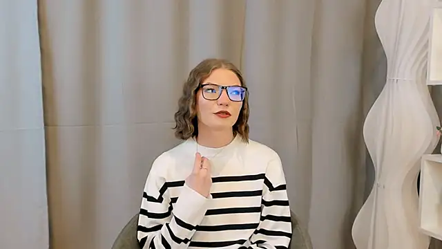 JeaneneWoltz online show from 12/18/25, 09:04