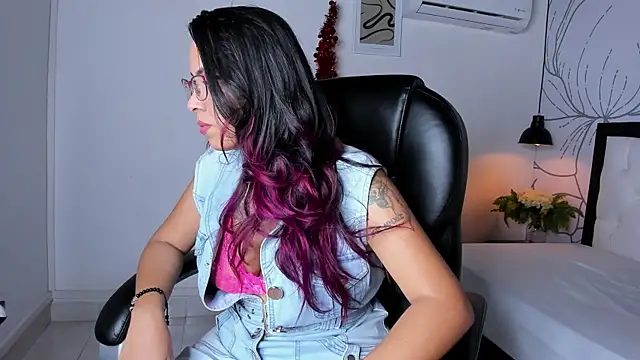 isa valverde online show from 12/18/25, 03:45