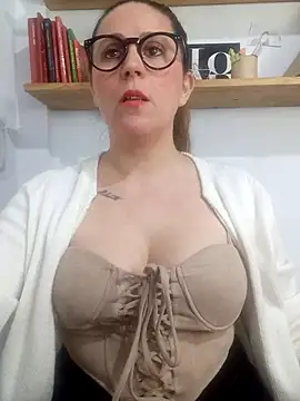 Snapshot of SofiEsteves chatting on 05/11/26, 06:05 SofiEsteves online show from 05/11/26, 06:05