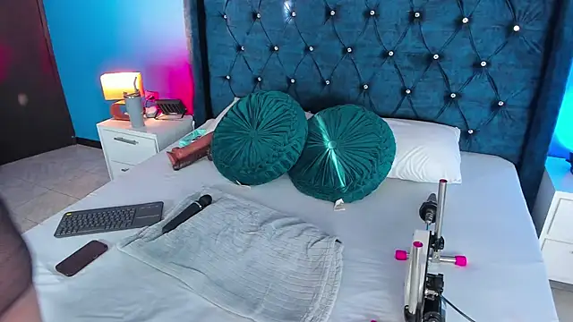 Issa Clark01 online show from 04/09/26, 10:04