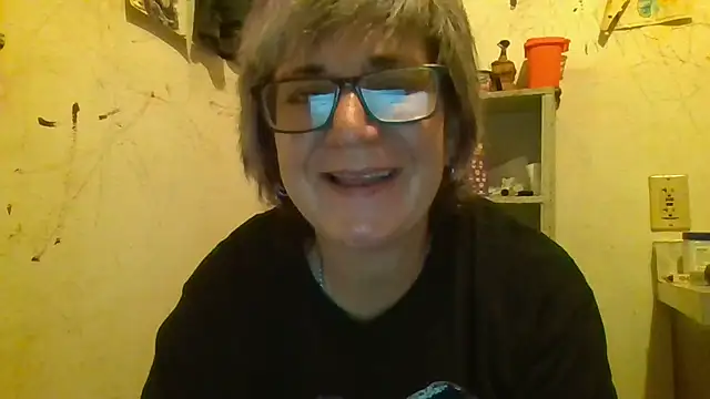 Snapshot of becky1111 chatting on 07/04/26, 02:07 becky1111 online show from 07/04/26, 02:07