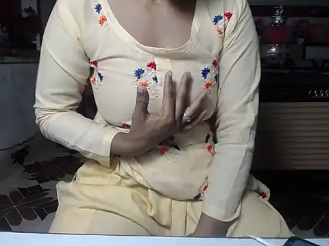 Snapshot of surbhi01 chatting on 05/13/26, 07:06 surbhi01 online show from 05/13/26, 07:06