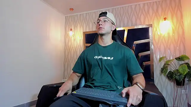 Noah Clarkk online show from 04/21/26, 05:28