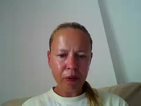 Snapshot of jennyblondeuk chatting on 06/06/26, 02:44 jennyblondeuk online show from 06/06/26, 02:44