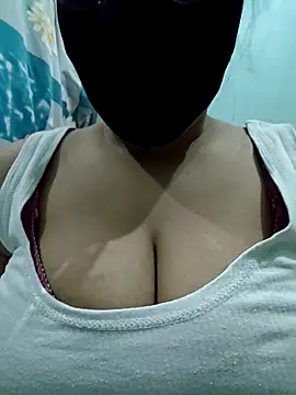 Snapshot of suman_bhabhi001 chatting on 04/21/26, 03:50 suman bhabhi001 online show from 04/21/26, 03:50