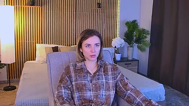 EmeraldGlow online show from 04/18/26, 02:32