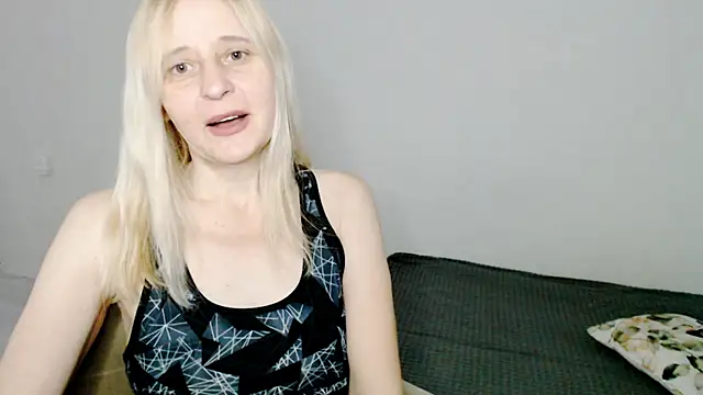 Snapshot of MiLenaMilf chatting on 02/14/25, 03:43 MiLenaMilf online show from 02/14/25, 03:43
