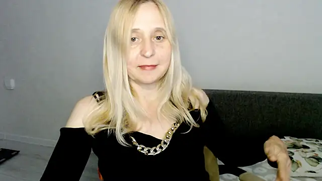 Snapshot of MiLenaMilf chatting on 03/18/25, 08:03 MiLenaMilf online show from 03/18/25, 08:03