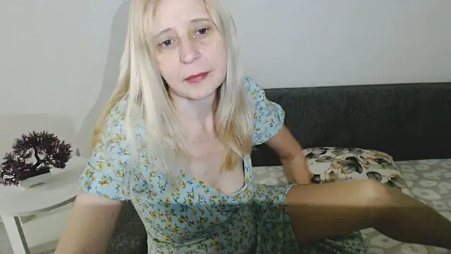 Snapshot of MiLenaMilf chatting on 03/21/25, 03:33 MiLenaMilf online show from 03/21/25, 03:33