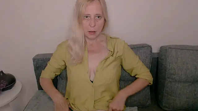 Snapshot of MiLenaMilf chatting on 09/10/25, 07:19 MiLenaMilf online show from 09/10/25, 07:19