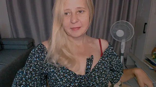 Snapshot of MiLenaMilf chatting on 09/25/25, 02:59 MiLenaMilf online show from 09/25/25, 02:59