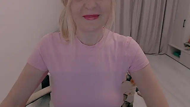 Snapshot of MiLenaMilf chatting on 10/22/25, 02:45 MiLenaMilf online show from 10/22/25, 02:45