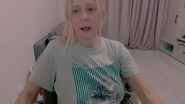 Snapshot of MiLenaMilf chatting on 10/25/25, 03:47 MiLenaMilf online show from 10/25/25, 03:47