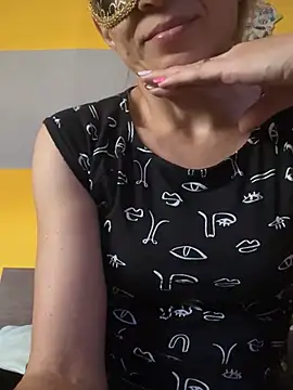 Snapshot of SexyMamiVee chatting on 06/15/26, 03:14 SexyMamiVee online show from 06/15/26, 03:14