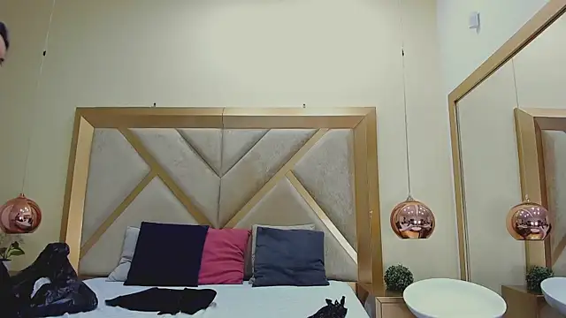 ElenaWatsonn online show from 04/18/26, 08:09