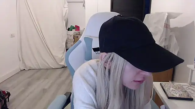 BarbieBlondieGirl online show from 02/18/26, 06:04