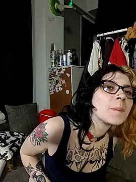 Snapshot of whatevaandissues chatting on 04/13/26, 12:05 whatevaandissues online show from 04/13/26, 12:05