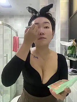 Molly-xiao online show from 04/18/26, 01:42