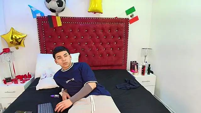 Snapshot of Jaden_and_sofia chatting on 06/30/26, 03:07 Jaden and sofia online show from 06/30/26, 03:07